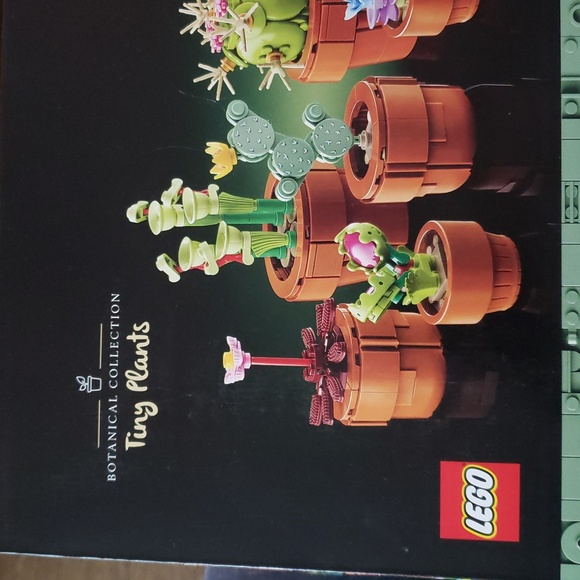 LEGO Icons Tiny Plants Building Set for Flower-Lovers - Picture 8 of 16